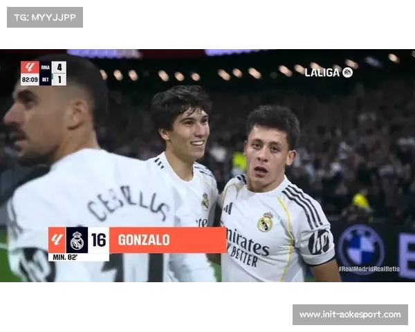 伯纳乌球迷欢呼贡萨洛帽子戏法，场面沸腾