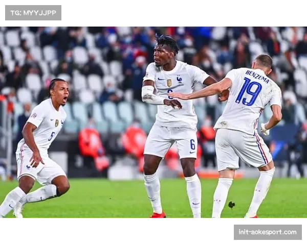 莱比锡对阵沃尔夫斯堡，场边球童快速递球助力快发任意球